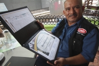 Viernes 9 de junio del 2017. Tuxtla Gutiérrez. Eleazar Domínguez de CheleTv en una platica informal después de reconocimiento a su trayectoria periodística otorgado por el Senado de la Republica en la cafetería que considera su oficina de trabajo.