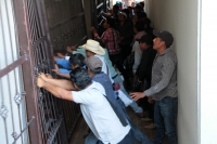 Martes 9 de enero del 2018. Tuxtla Gutiérrez, Habitantes de San Pero Chenalho protestan en las entradas del edificio de la administración estatal provocando algunos destrozos y la presencia policiaca en el primer cuadro de la ciudad.
