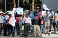 Martes 9 de enero del 2018. Tuxtla Gutiérrez, Habitantes de San Pero Chenalho protestan en las entradas del edificio de la administración estatal provocando algunos destrozos y la presencia policiaca en el primer cuadro de la ciudad.