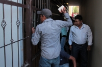Martes 9 de enero del 2018. Tuxtla Gutiérrez, Habitantes de San Pero Chenalho protestan en las entradas del edificio de la administración estatal provocando algunos destrozos y la presencia policiaca en el primer cuadro de la ciudad. Martes 9 de enero del 2018. Tuxtla Gutiérrez, Habitantes de San Pero Chenalho protestan en las entradas del edificio de la administración estatal provocando algunos destrozos y la presencia policiaca en el primer cuadro de la ciudad.