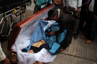 Miércoles 19 de agosto del 2020. Tuxtla Gutiérrez. El cadáver de la persona muerta el día de ayer durante los hechos violentos en la comunidad Santa Martha Chenalho es llevado durante la madrugada al edificio del gobierno de Chiapas