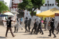 Lunes 7 de agosto del 2017. Chiapa de Corzo. Los manifestantes en contra de la llegada de Peña Nieto Intentan acercarse a las vallas de seguridad que mantiene instaladas elementos de ls corporaciones policiacas de Chiapas. Algunos vehÃculos donde se trasl Lunes 7 de agosto del 2017. Chiapa de Corzo. Los manifestantes en contra de la llegada de Peña Nieto Intentan acercarse a las vallas de seguridad que mantiene instaladas elementos de ls corporaciones policiacas de Chiapas. Algunos vehÃculos donde se trasl