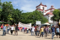 Lunes 7 de agosto del 2017. Chiapa de Corzo. Los manifestantes en contra de la llegada de Peña Nieto Intentan acercarse a las vallas de seguridad que mantiene instaladas elementos de ls corporaciones policiacas de Chiapas. Algunos vehículos donde se trasl
