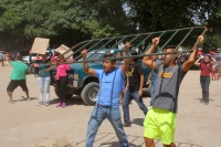 Lunes 7 de agosto del 2017. Chiapa de Corzo. Los manifestantes en contra de la llegada de Peña Nieto Intentan acercarse a las vallas de seguridad que mantiene instaladas elementos de ls corporaciones policiacas de Chiapas. Algunos vehículos donde se trasl