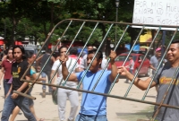 Lunes 7 de agosto del 2017. Chiapa de Corzo. Los manifestantes en contra de la llegada de Peña Nieto Intentan acercarse a las vallas de seguridad que mantiene instaladas elementos de ls corporaciones policiacas de Chiapas. Algunos vehículos donde se trasl