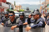 Lunes 7 de agosto del 2017. Chiapa de Corzo. Los manifestantes en contra de la llegada de Peña Nieto Intentan acercarse a las vallas de seguridad que mantiene instaladas elementos de ls corporaciones policiacas de Chiapas. Algunos vehículos donde se trasl