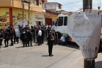 Lunes 7 de agosto del 2017. Chiapa de Corzo. Los manifestantes en contra de la llegada de Peña Nieto Intentan acercarse a las vallas de seguridad que mantiene instaladas elementos de ls corporaciones policiacas de Chiapas. Algunos vehículos donde se trasl
