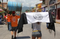 Lunes 7 de agosto del 2017. Chiapa de Corzo. Los manifestantes en contra de la llegada de Peña Nieto Intentan acercarse a las vallas de seguridad que mantiene instaladas elementos de ls corporaciones policiacas de Chiapas. Algunos vehículos donde se trasl