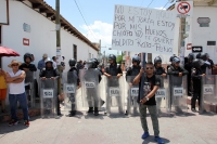 Lunes 7 de agosto del 2017. Chiapa de Corzo. Los manifestantes en contra de la llegada de Peña Nieto Intentan acercarse a las vallas de seguridad que mantiene instaladas elementos de ls corporaciones policiacas de Chiapas. Algunos vehículos donde se trasl