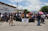 Lunes 7 de agosto del 2017. Chiapa de Corzo. Los manifestantes en contra de la llegada de Peña Nieto Intentan acercarse a las vallas de seguridad que mantiene instaladas elementos de ls corporaciones policiacas de Chiapas. Algunos vehículos donde se trasl