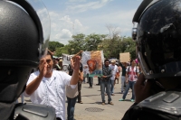 Lunes 7 de agosto del 2017. Chiapa de Corzo. Los manifestantes en contra de la llegada de Peña Nieto Intentan acercarse a las vallas de seguridad que mantiene instaladas elementos de ls corporaciones policiacas de Chiapas. Algunos vehículos donde se trasl