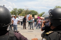 Lunes 7 de agosto del 2017. Chiapa de Corzo. Los manifestantes en contra de la llegada de Peña Nieto Intentan acercarse a las vallas de seguridad que mantiene instaladas elementos de ls corporaciones policiacas de Chiapas. Algunos vehículos donde se trasl