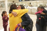 La familia mexicana formada por la pareja Josué Sánchez y Fáhrida Ortiz y los niños Victoria y Yarexi, llegan al aeropuerto de Chiapas después de un largo recorrido desde Haití donde sobrevivieron al desastre de ese país. Esta noche se reúnen con sus fami