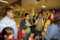 La familia mexicana formada por la pareja Josué Sánchez y Fáhrida Ortiz y los niños Victoria y Yarexi, llegan al aeropuerto de Chiapas después de un largo recorrido desde Haití donde sobrevivieron al desastre de ese país. Esta noche se reúnen con sus fami