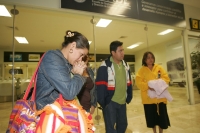 La familia mexicana formada por la pareja Josué Sánchez y Fáhrida Ortiz y los niños Victoria y Yarexi, llegan al aeropuerto de Chiapas después de un largo recorrido desde Haití donde sobrevivieron al desastre de ese país. Esta noche se reúnen con sus fami