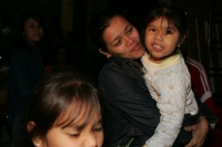 La familia mexicana formada por la pareja Josué Sánchez y Fáhrida Ortiz y los niños Victoria y Yarexi, llegan al aeropuerto de Chiapas después de un largo recorrido desde Haití donde sobrevivieron al desastre de ese país. Esta noche se reúnen con sus fami