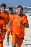 Lunes 17 de junio del 2013. Cancun. Mario Ortiz y David Salazar durante el inicio de las actividades de acondicionamiento físico del equipo Chiapas CF en la playa y en las instalaciones del Campo del Golf.
