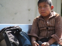 Domingo 6 de febrero. Un joven vendedor ambulante toma un refresco durante su jornada matutina para refescarse del intenso calor de esta mañana.