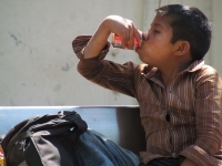 Domingo 6 de febrero. Un joven vendedor ambulante toma un refresco durante su jornada matutina para refescarse del intenso calor de esta mañana.