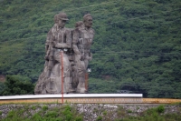 Viernes 27 de agosto. Aspectos de la presa de Chicoasen, autoridades de Conagua y de CFE regulan los flujos acuíferos en las presas del estado aumentando el caudal como medida de control de los niveles del río Grijalva. Las monumentales estatuas de la pre