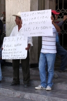 Jueves 5 de enero.  Miembros de organizaciones de las comunidades de Chicomuselo se manifiestan en las entradas del edificio del Congreso  y llaman a una asamblea ciudadana para los próximos días exigiendo que las irregularidades del cabildo de esa locali