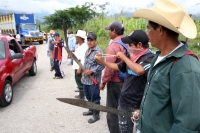 Viernes 31 de agosto del 2012.Ixtapa, Chiapas. Indígenas de la comunidad Chigtón mantienen bloqueada la carretera que conduce la ciudad de Tuxtla Gutiérrez hacia Villahermosa en el tramo carretero entre las ciudad de Ixtapa y Bochil. Exigen la liberación 