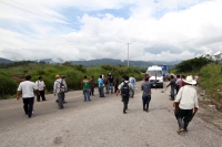 Viernes 31 de agosto del 2012.Ixtapa, Chiapas. Indígenas de la comunidad Chigtón mantienen bloqueada la carretera que conduce la ciudad de Tuxtla Gutiérrez hacia Villahermosa en el tramo carretero entre las ciudad de Ixtapa y Bochil. Exigen la liberación 