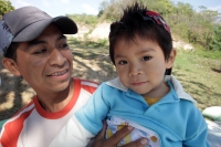 Martes 9 de diciembre del 2014. Tuxtla Gutiérrez. Los niños desplazados de la comunidad de Chigtón se reúnen en un jardín de un centro habitacional en Chiapa de Corzo donde reciben clases en un grupo escolar al aire libre mientras que los adultos expresan