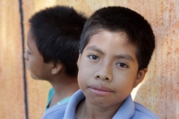 Martes 9 de diciembre del 2014. Tuxtla Gutiérrez. Los niños desplazados de la comunidad de Chigtón se reúnen en un jardín de un centro habitacional en Chiapa de Corzo donde reciben clases en un grupo escolar al aire libre mientras que los adultos expresan