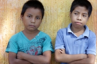 Martes 9 de diciembre del 2014. Tuxtla Gutiérrez. Los niños desplazados de la comunidad de Chigtón se reúnen en un jardín de un centro habitacional en Chiapa de Corzo donde reciben clases en un grupo escolar al aire libre mientras que los adultos expresan