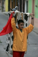 Miércoles 12 de enero. Los núcleos familiares de Chiapa de Corzo se organizan para realizar los preparativos de las fiestas patronales de San Sebastián realizando actividades festivas mientras elaboran las enramas, los vestidos y trajes que se usaran dura