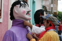 Miércoles 12 de enero. Los núcleos familiares de Chiapa de Corzo se organizan para realizar los preparativos de las fiestas patronales de San Sebastián realizando actividades festivas mientras elaboran las enramas, los vestidos y trajes que se usaran dura