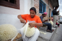 Miércoles 12 de enero. Los núcleos familiares de Chiapa de Corzo se organizan para realizar los preparativos de las fiestas patronales de San Sebastián realizando actividades festivas mientras elaboran las enramas, los vestidos y trajes que se usaran dura