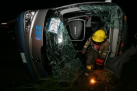 Un autobús de enfermos diabéticos y sus familiares se accidenta en el km 145 de la carretera Tuxtla Gutiérrez-Las Choapas. Al momento se reportan 6 personas fallecidas en el lugar y un número indeterminados de heridos trasladados a Tuxtla.