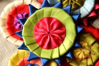 Domingo 29 de julio del 2018. Tuxtla Gutiérrez. Los chocolatillos son adornos de listones elaborados con dedicación por los maestros tradicionales para usarse en los penachos y tocados de los danzantes zoques en honor a San Roque del mes de agosto. El t