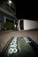 Una combi se accidenta al ser embestida por una camioneta que transportaba equipo de computo esta noche en las cercanías de la colonia Bienestar Social