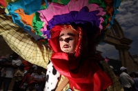 Lunes 7 de marzo. Los danzantes del Caranval Zoque coiteco recorren las calles de Ocosocuautla bailando y gritando dentro de la guerra de talco que caracteriza a esta fiesta de la depresión central del estado de Chiapas.