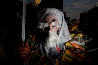 Lunes 7 de marzo. Los danzantes del Caranval Zoque coiteco recorren las calles de Ocosocuautla bailando y gritando dentro de la guerra de talco que caracteriza a esta fiesta de la depresión central del estado de Chiapas.