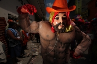 Lunes 7 de marzo. Los danzantes del Caranval Zoque coiteco recorren las calles de Ocosocuautla bailando y gritando dentro de la guerra de talco que caracteriza a esta fiesta de la depresión central del estado de Chiapas.