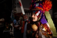 Lunes 7 de marzo. Los danzantes del Caranval Zoque coiteco recorren las calles de Ocosocuautla bailando y gritando dentro de la guerra de talco que caracteriza a esta fiesta de la depresión central del estado de Chiapas.