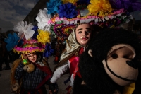 Lunes 7 de marzo. Los danzantes del Caranval Zoque coiteco recorren las calles de Ocosocuautla bailando y gritando dentro de la guerra de talco que caracteriza a esta fiesta de la depresión central del estado de Chiapas.
