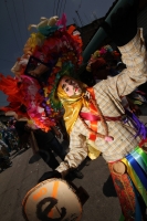 Lunes 7 de marzo. Los danzantes del Caranval Zoque coiteco recorren las calles de Ocosocuautla bailando y gritando dentro de la guerra de talco que caracteriza a esta fiesta de la depresión central del estado de Chiapas.