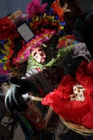 Lunes 7 de marzo. Los danzantes del Caranval Zoque coiteco recorren las calles de Ocosocuautla bailando y gritando dentro de la guerra de talco que caracteriza a esta fiesta de la depresión central del estado de Chiapas.