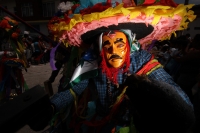 Lunes 7 de marzo. Los danzantes del Caranval Zoque coiteco recorren las calles de Ocosocuautla bailando y gritando dentro de la guerra de talco que caracteriza a esta fiesta de la depresión central del estado de Chiapas.