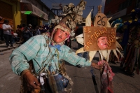 Lunes 7 de marzo. Los danzantes del Caranval Zoque coiteco recorren las calles de Ocosocuautla bailando y gritando dentro de la guerra de talco que caracteriza a esta fiesta de la depresión central del estado de Chiapas.