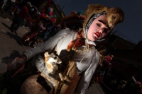 Lunes 7 de marzo. Los danzantes del Caranval Zoque coiteco recorren las calles de Ocosocuautla bailando y gritando dentro de la guerra de talco que caracteriza a esta fiesta de la depresión central del estado de Chiapas.