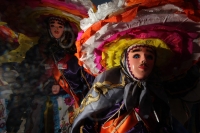 Lunes 7 de marzo. Los danzantes del Caranval Zoque coiteco recorren las calles de Ocosocuautla bailando y gritando dentro de la guerra de talco que caracteriza a esta fiesta de la depresión central del estado de Chiapas.
