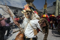 Lunes 7 de marzo. Los danzantes del Caranval Zoque coiteco recorren las calles de Ocosocuautla bailando y gritando dentro de la guerra de talco que caracteriza a esta fiesta de la depresión central del estado de Chiapas.