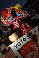 Lunes 7 de marzo. Los danzantes del Caranval Zoque coiteco recorren las calles de Ocosocuautla bailando y gritando dentro de la guerra de talco que caracteriza a esta fiesta de la depresión central del estado de Chiapas.
