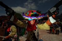 Lunes 7 de marzo. Los danzantes del Caranval Zoque coiteco recorren las calles de Ocosocuautla bailando y gritando dentro de la guerra de talco que caracteriza a esta fiesta de la depresión central del estado de Chiapas.